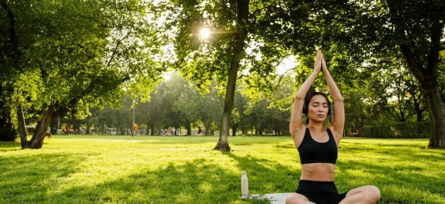 Young,Brunette,Asian,Woman,Practicing,Yoga,During,Workout,In,Park